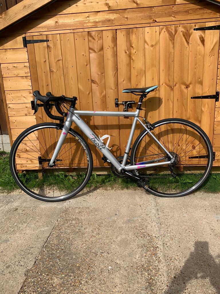 laura trott road bike
